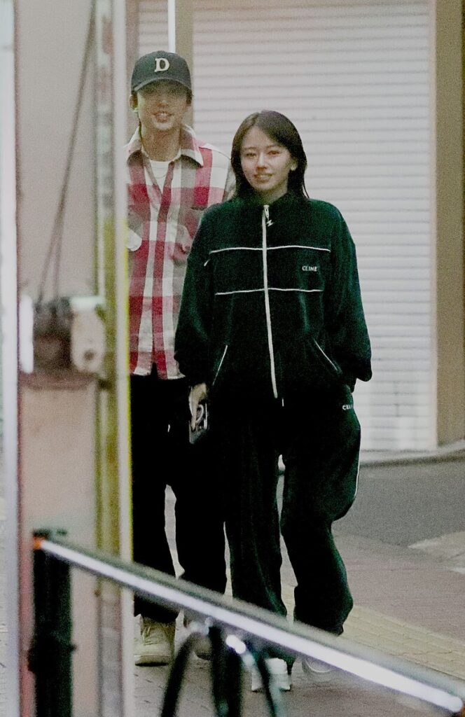 伊藤健太郎さんと山本舞香さん2人で歩いている画像